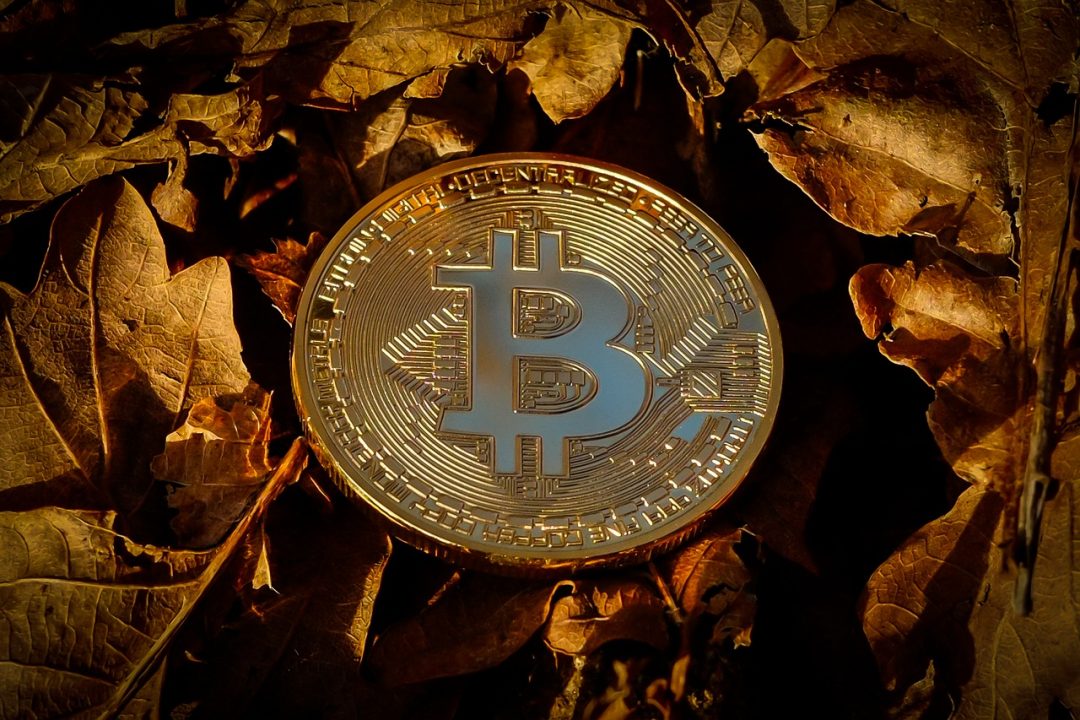 Il bitcoin cerca una base per ripartire