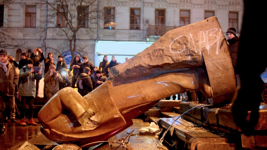A Kiev la statua di Satoshi al posto di Lenin