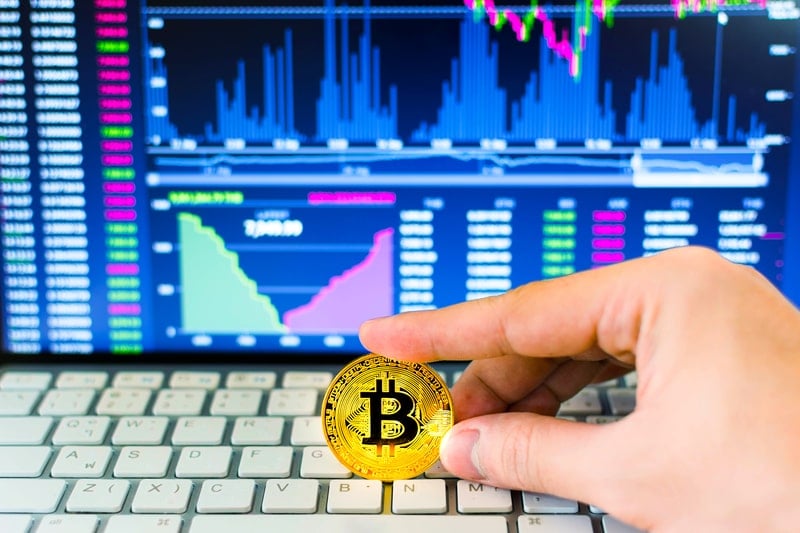 Bitcoin: la volatilità si dimezza