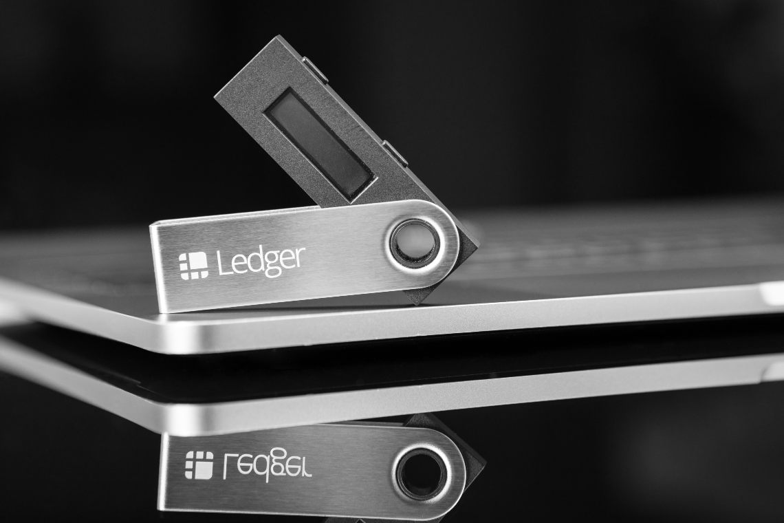 Ledger: il crypto wallet chiarisce come funziona il suo firmware su Twitter
