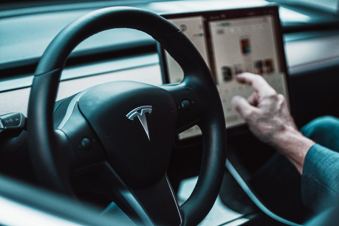 Elon Musk tentò di vendere Tesla ad Apple