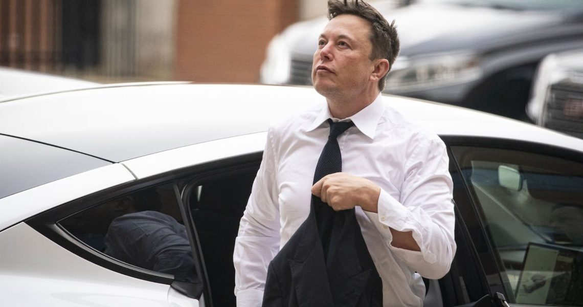 Azioni Tesla in picchiata: Elon Musk fa i conti con i social