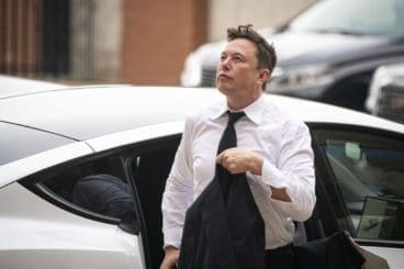Azioni Tesla in picchiata: Elon Musk fa i conti con i social