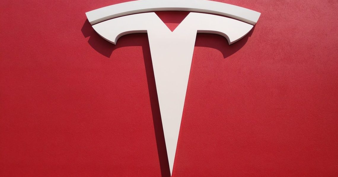Elon Musk taglierà il 10% del personale di Tesla