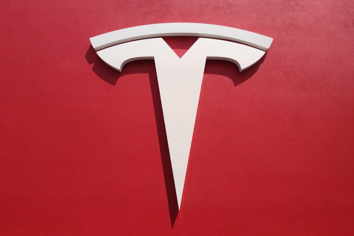 Elon Musk taglierà il 10% del personale di Tesla