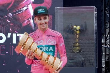 Giro d’Italia: chi si aggiudicherà l’NFT del Trofeo Senza Fine vinto da Jai Hindley?