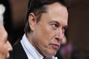 Elon Musk: il giudice dà ragione a Twitter, per ora