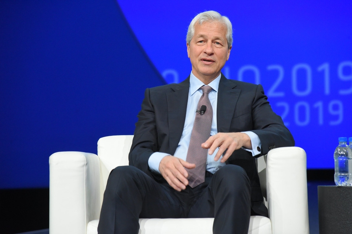 Il CEO di JP Morgan definisce le crypto “schemi Ponzi decentralizzati”