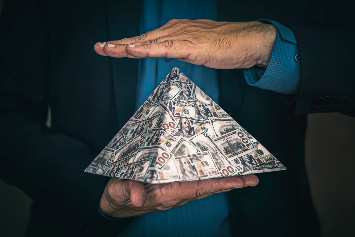 California: prese di mira 11 aziende crypto come schemi Ponzi e Piramidali