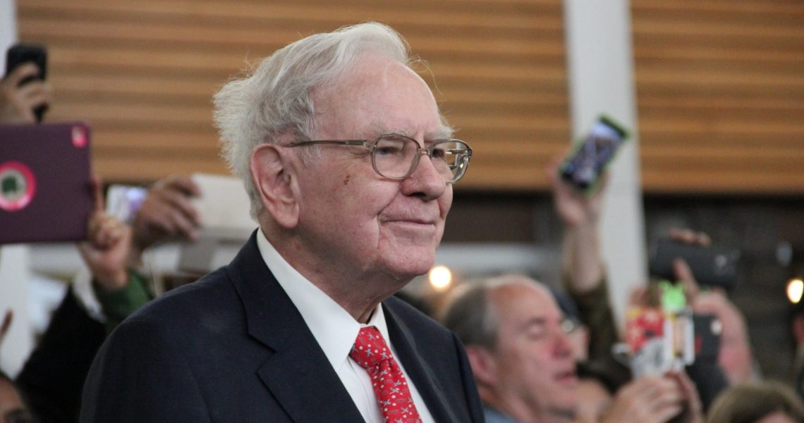 Warren Buffett in allerta: un sito web di exchange crypto sta agendo a suo nome