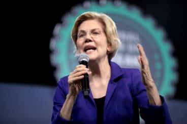 Elizabeth Warren, seguita dai Democratici al Senato, rafforza le regole sul capitale per le banche