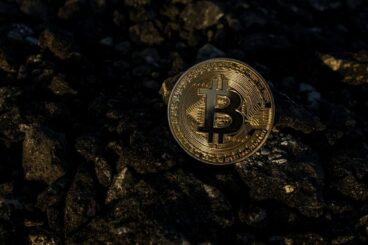 Jim Cramer è pessimista sul futuro di Bitcoin: secondo lui gli investitori dovrebbero ignorarlo ed acquistare oro tradizionale