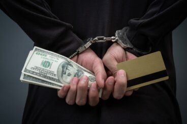 Arrestati per crypto frode i dirigenti di Safemoon dopo un’indagine della SEC