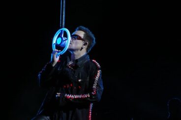Gli U2 si esibiscono sul Sphere insieme ad altri artisti e Intelligenza Artificiale (AI)