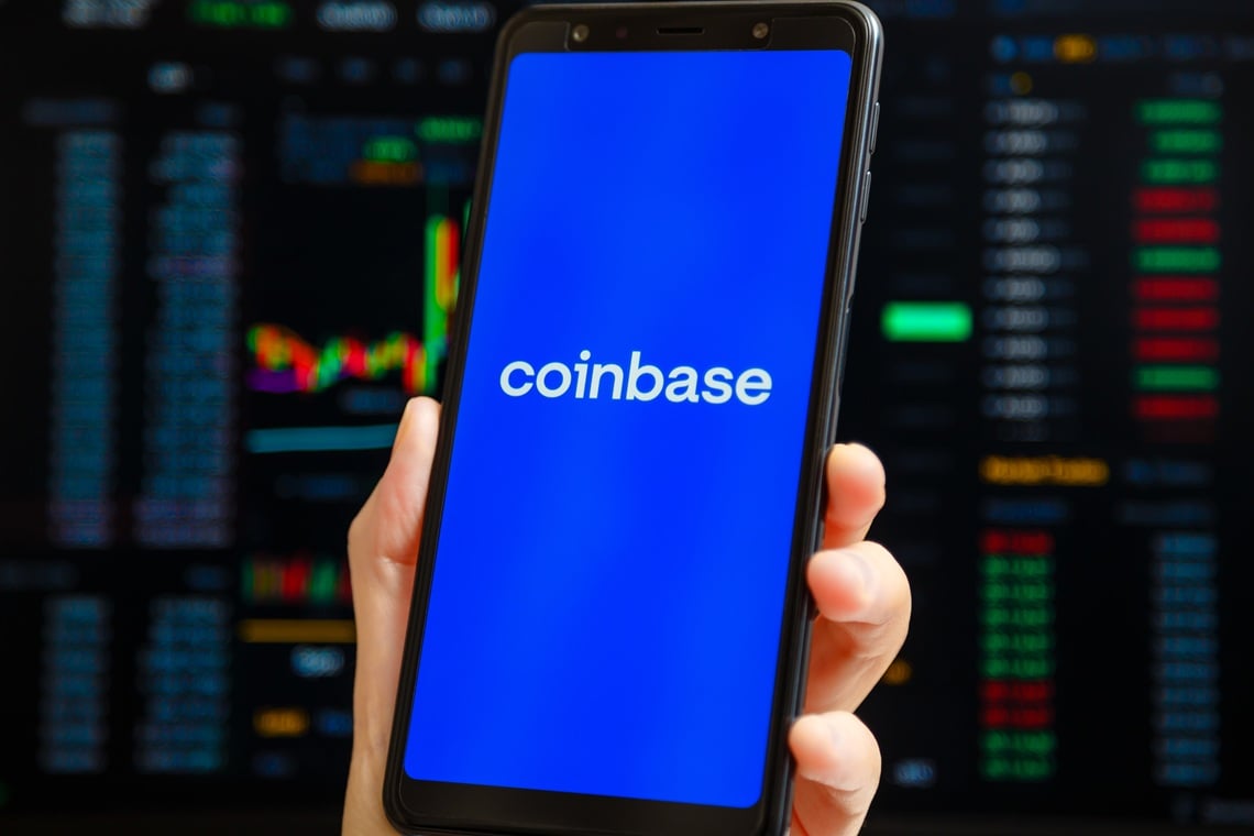 Coinbase crolla del 7%: scandalo dati clienti e indagine SEC in corso