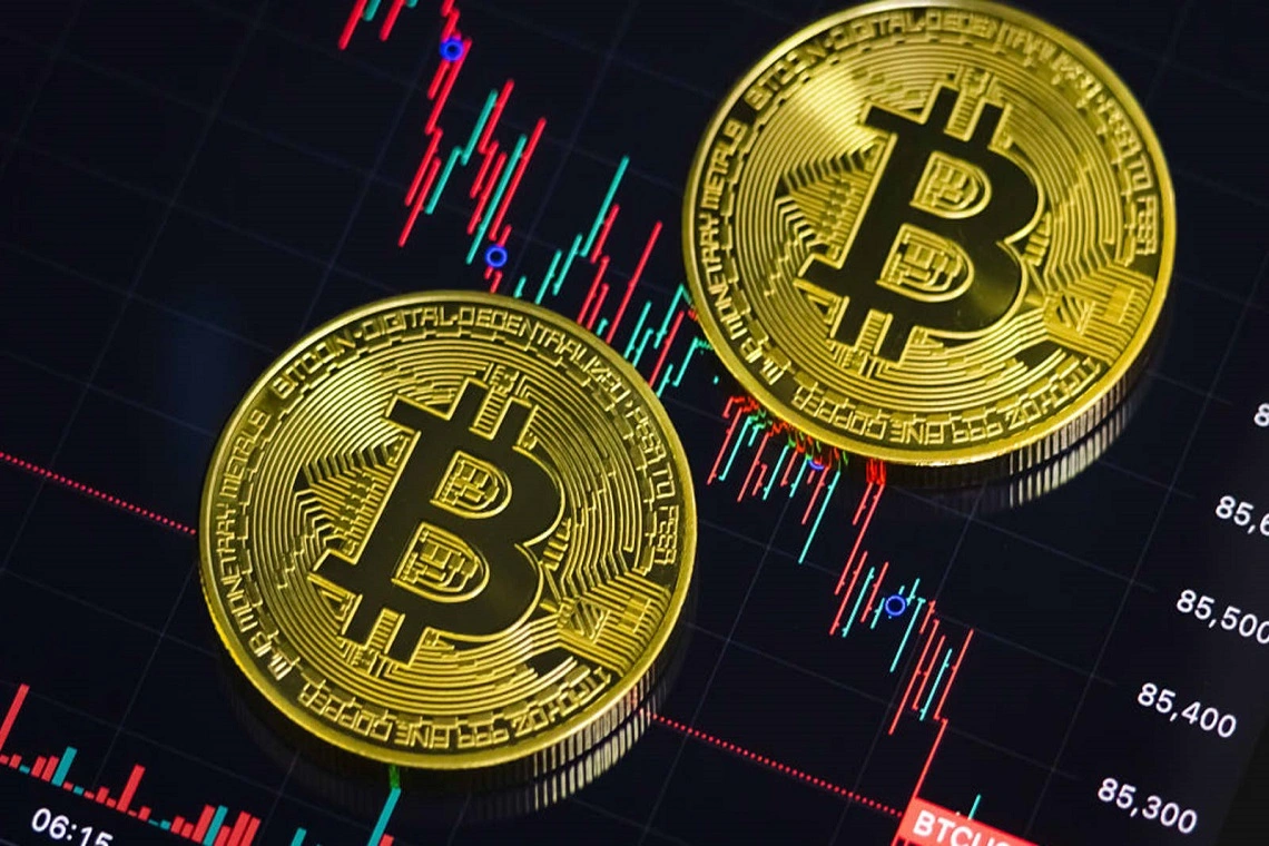Bitcoin torna a correre mentre afflussi ETF e short squeeze rilanciano il mercato